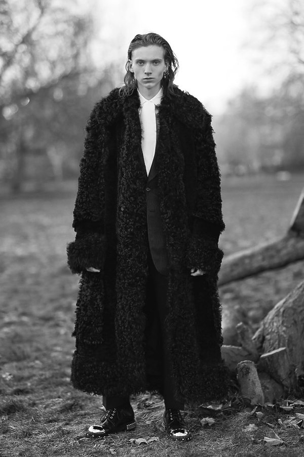 alexander-mcqueen-kolekcja-na-jesien-2017-405973-GALLERY600-f1023f5