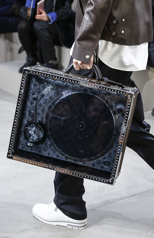 kolekcja-meska-luis-vuitton-x-supreme-na-jesien-2017-406404-GALLERY600-b4813ea