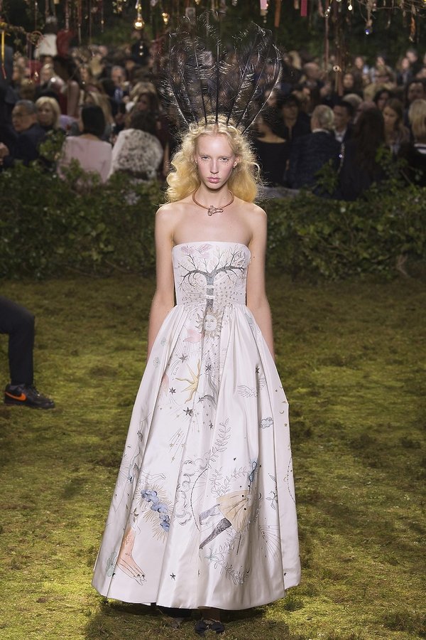 dior-kolekcja-haute-couture-na-wiosne-2017-407378-GALLERY600-3f63846