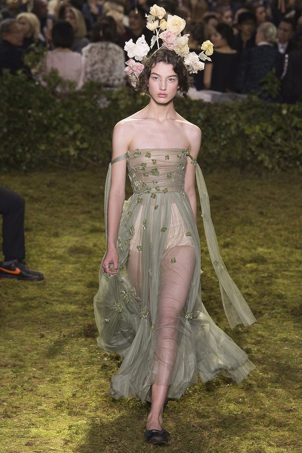 dior-kolekcja-haute-couture-na-wiosne-2017-407382-GALLERY600-3ed2b47