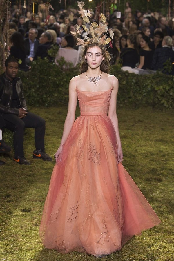 dior-kolekcja-haute-couture-na-wiosne-2017-407383-GALLERY600-87c3e43
