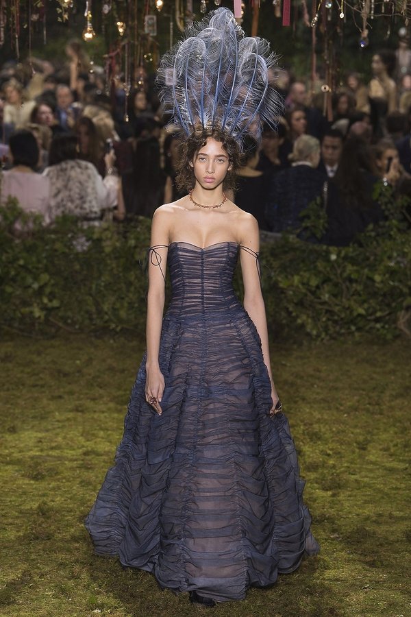 dior-kolekcja-haute-couture-na-wiosne-2017-407390-GALLERY600-0f4790c