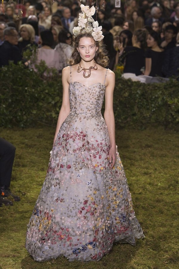 dior-kolekcja-haute-couture-na-wiosne-2017-407391-GALLERY600-8eccbc2