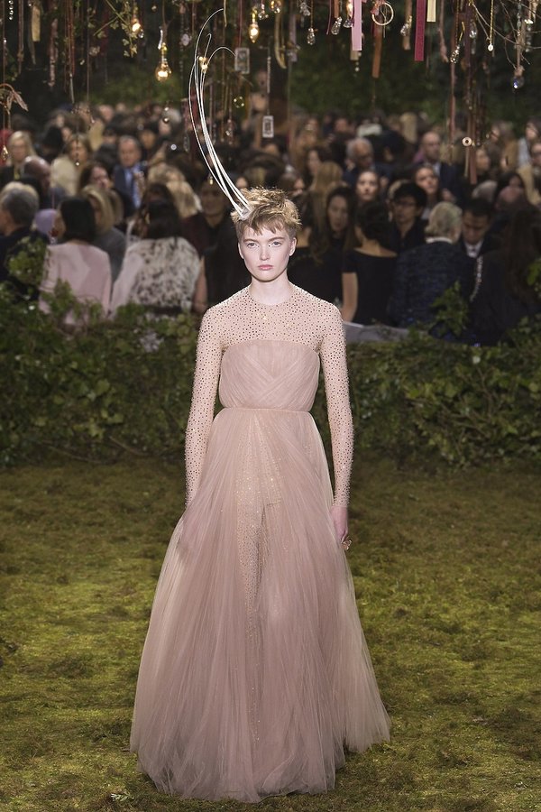 dior-kolekcja-haute-couture-na-wiosne-2017-407393-GALLERY600-f4617f2