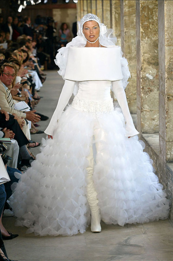 suknia-slubna-z-pokazu-haute-couture-chanel-408037-GALLERY600-5494213
