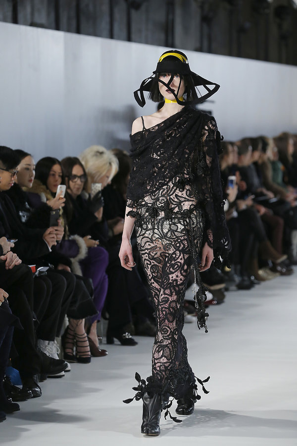 pokaz-kolekcji-maison-margiela-haute-couture-na-wiosne-2017-408455-GALLERY600-3acfa1a