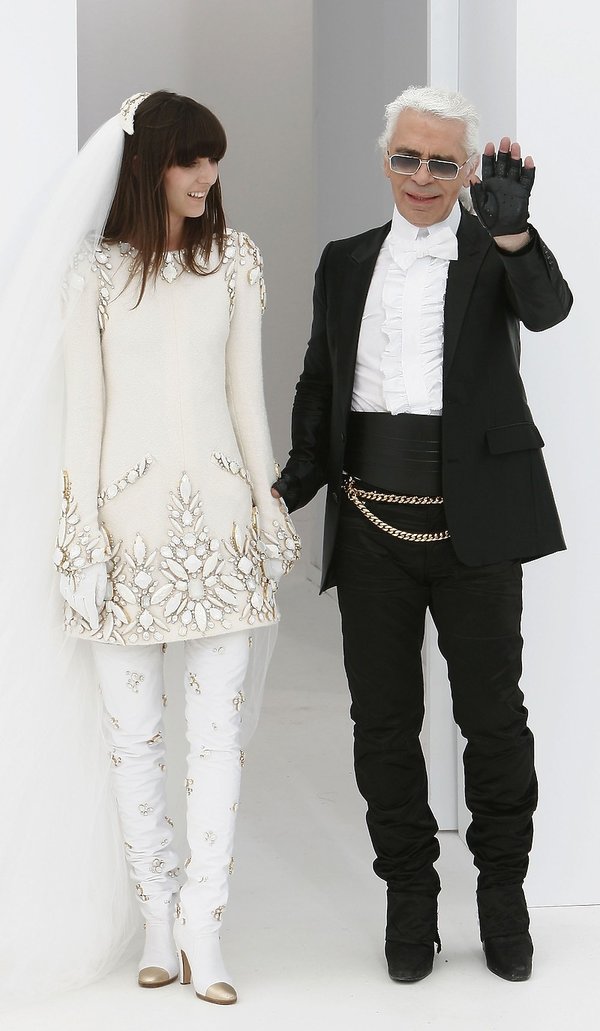 suknia-slubna-z-pokazu-haute-couture-chanel-408022-GALLERY600-8123272