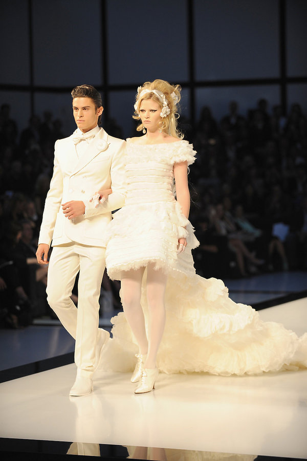 suknia-slubna-z-pokazu-haute-couture-chanel-408023-GALLERY600-f07b465