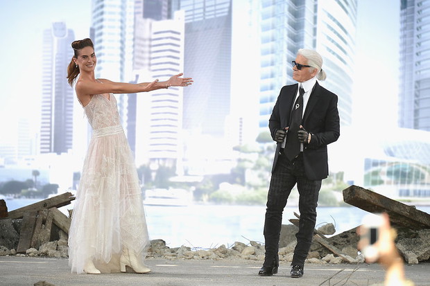 suknia-slubna-z-pokazu-haute-couture-chanel-408026-GALLERYBIG-b2c123a