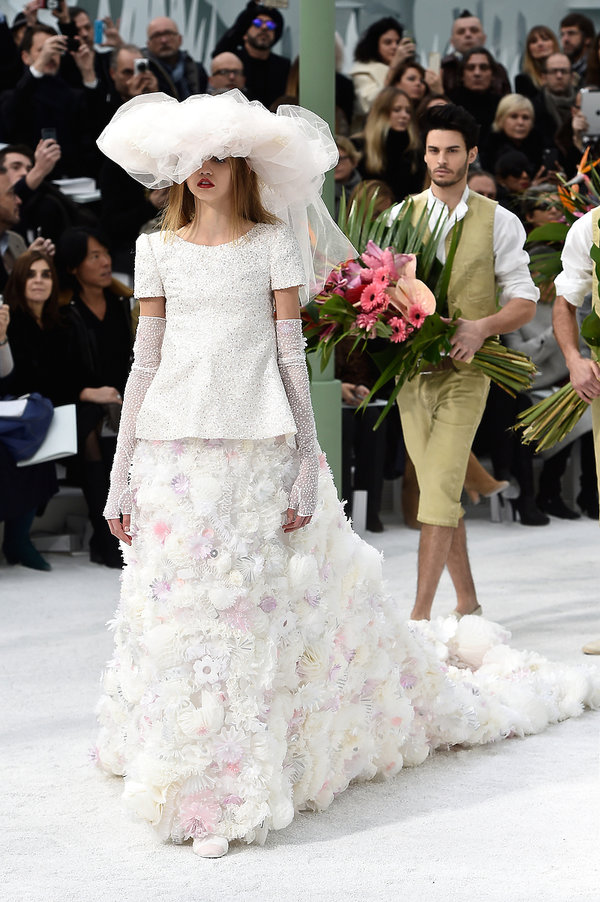 suknia-slubna-z-pokazu-haute-couture-chanel-408028-GALLERY600-63b3247
