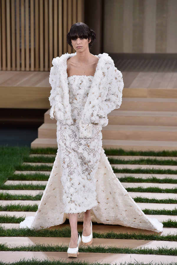 suknia-slubna-z-pokazu-haute-couture-chanel-408031-GALLERY600-887d838