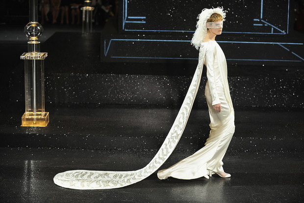 suknia-slubna-z-pokazu-haute-couture-chanel-408033-GALLERYBIG-cb56e49