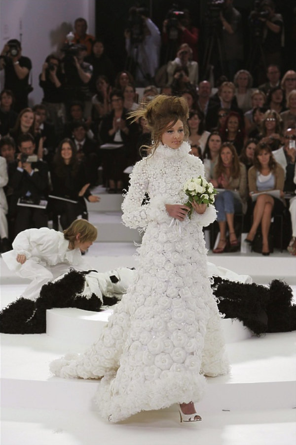suknia-slubna-z-pokazu-haute-couture-chanel-408036-GALLERY600-fefad92