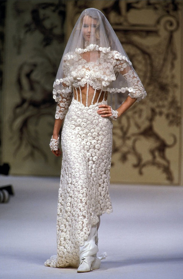 suknia-slubna-z-pokazu-haute-couture-chanel-408039-GALLERY600-d9a1edc