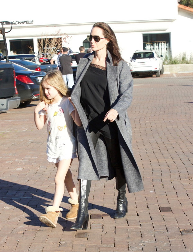 Angelina Jolie z dzie?mi w drodze na zakupy