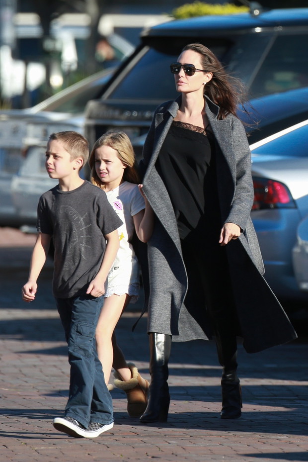 Angelina Jolie z dzie?mi w drodze na zakupy
