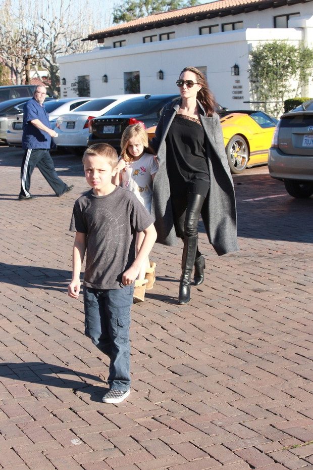 Angelina Jolie z dzie?mi w drodze na zakupy