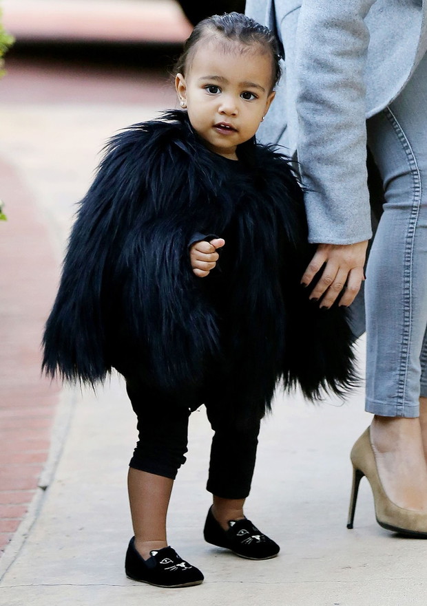 North Kardashian w czarnym futrze