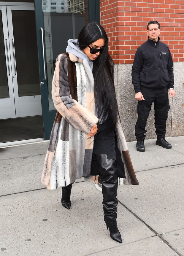 Kim Kardashian w kolorowym futrze