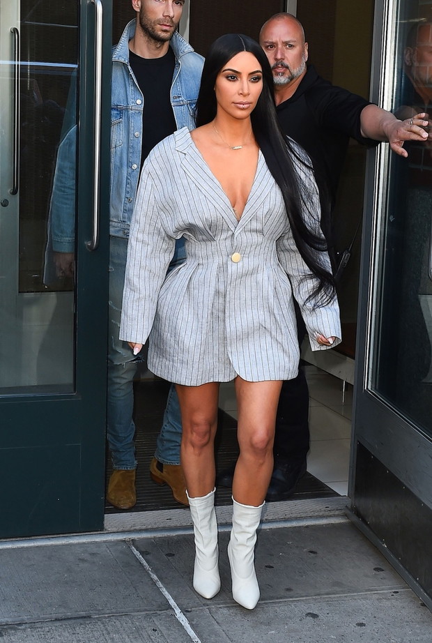 Kim Kardashian w krÛtkiej sukience w paski
