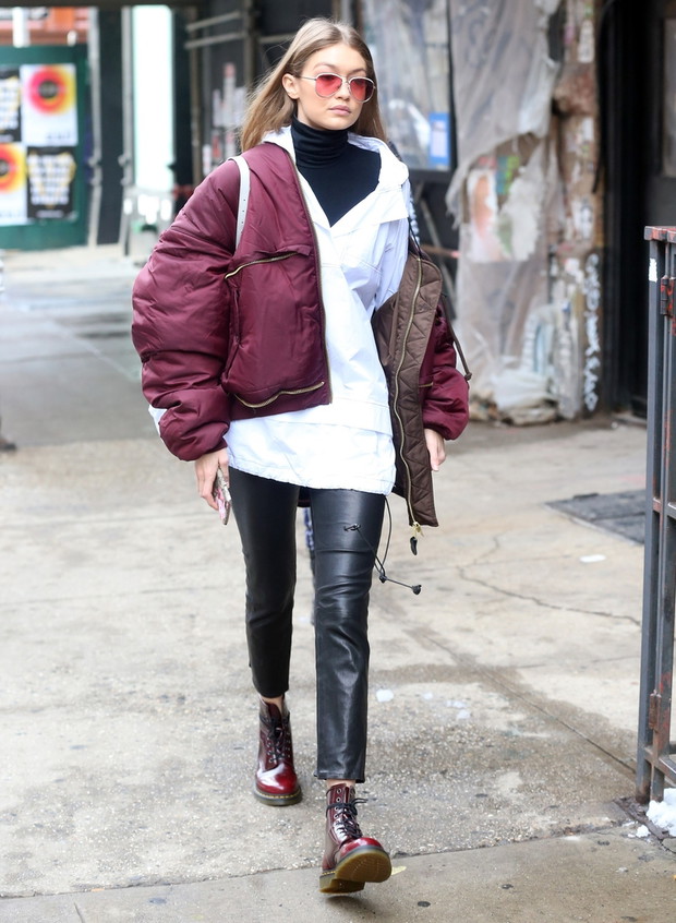 Gigi Hadid w bordowej bomberce