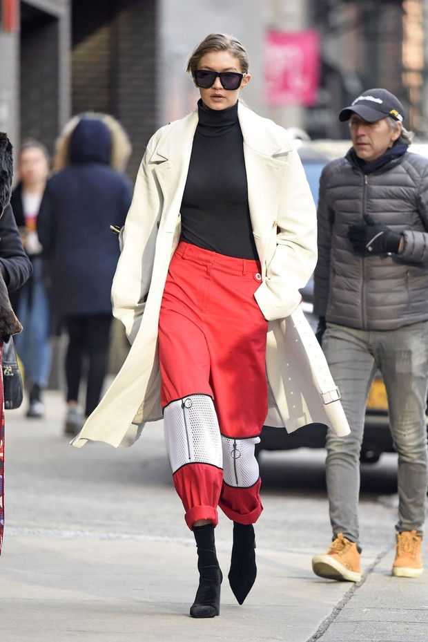Gigi Hadid w czerwonych spodniach