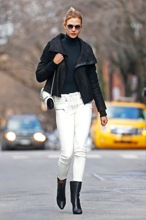 Karlie Kloss w bia?ych spodniach