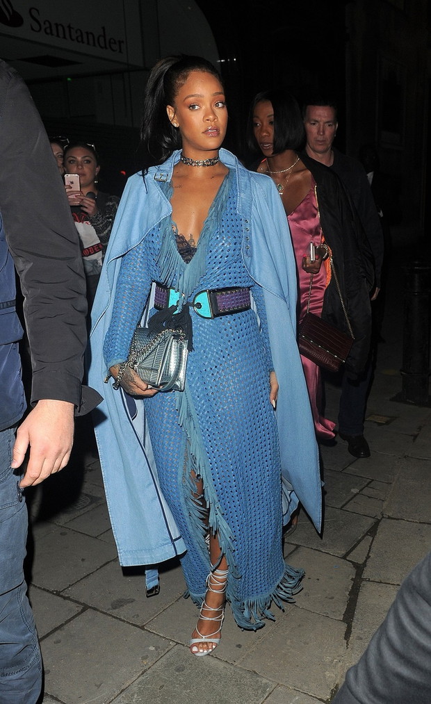 Rihanna i Drake wychodz? z klubu nocnego