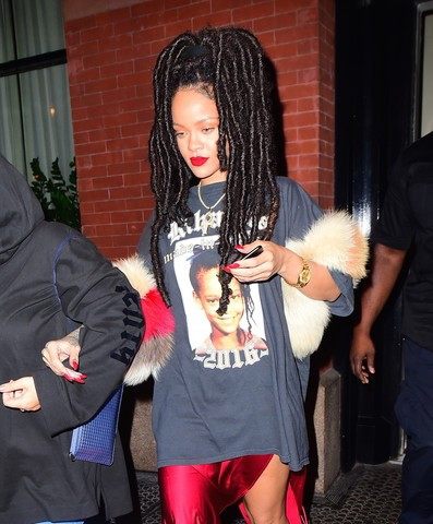 Rihanna w czerwonej sukience