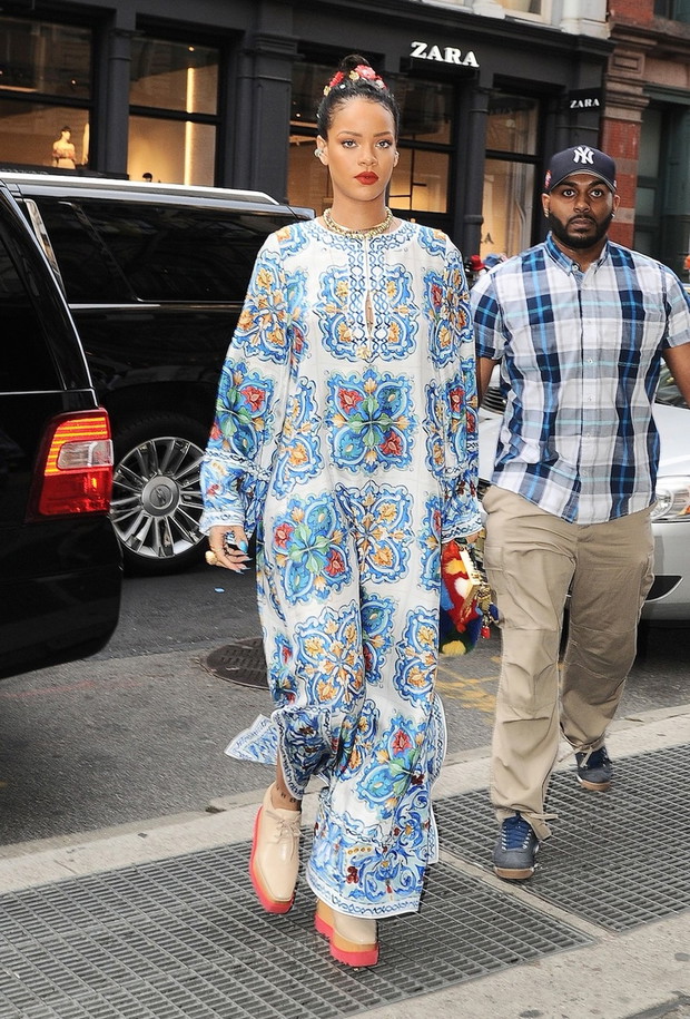 Rihanna w etnicznej sukience