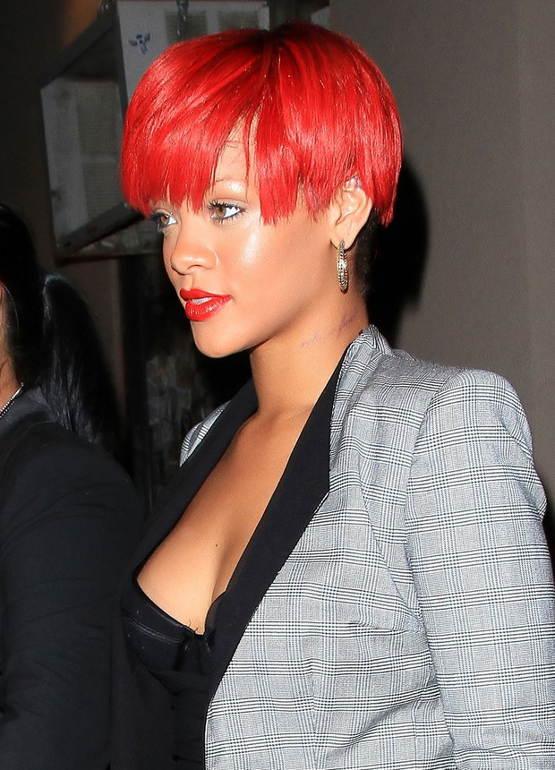 Rihanna wychodzi z hotelu
