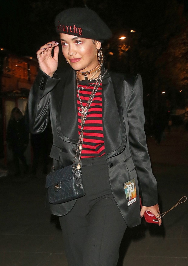 Rita Ora w pasiastej koszulce