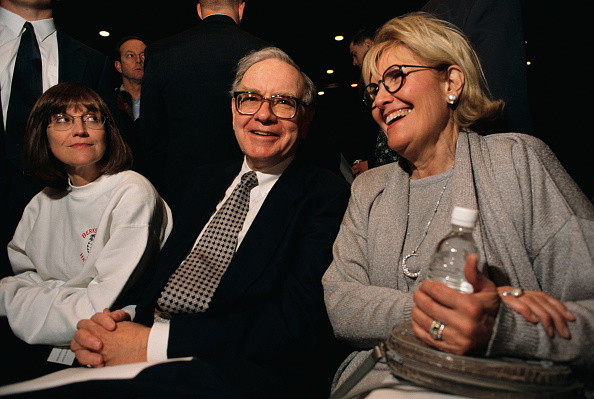 Warren Buffett Sitting with Wife and Daughter