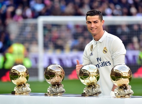 Cristiano Ronaldo prezentuje fanom Z?ot? Pi?k?