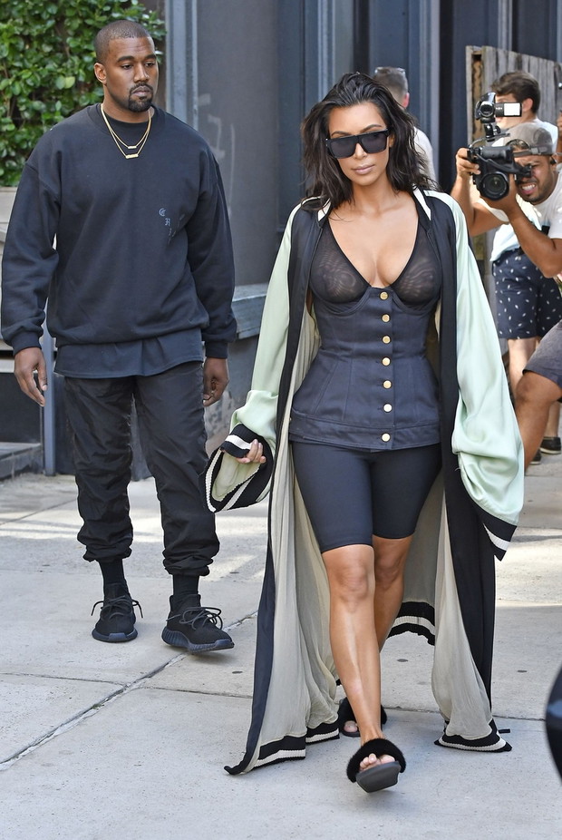 Kim Kardashian w prze?wituj?cym gorsecie i kapciach