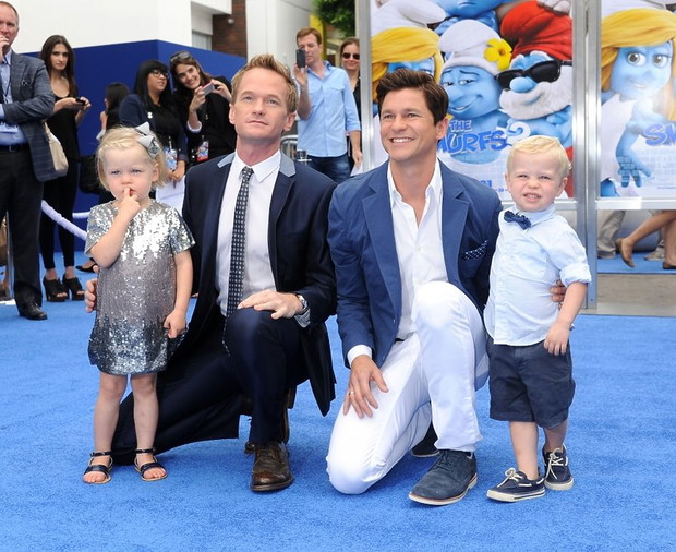 neil-patrick-harris-i-david-burtka-z-synami-gildenem-i-harrisem-harperem-na-premierze-filmu-smerfy-2-w-los-angeles-167332-GALLERYBIG-94e883f