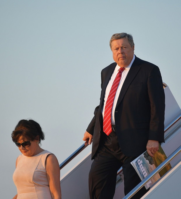 Donald Trump wysiada z samolotu z rodzin? i te?ciami
