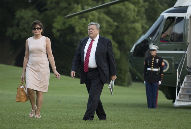 Donald Trump wysiada z samolotu z rodzin? i te?ciami