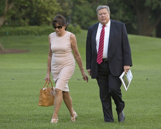 Donald Trump wysiada z samolotu z rodzin? i te?ciami