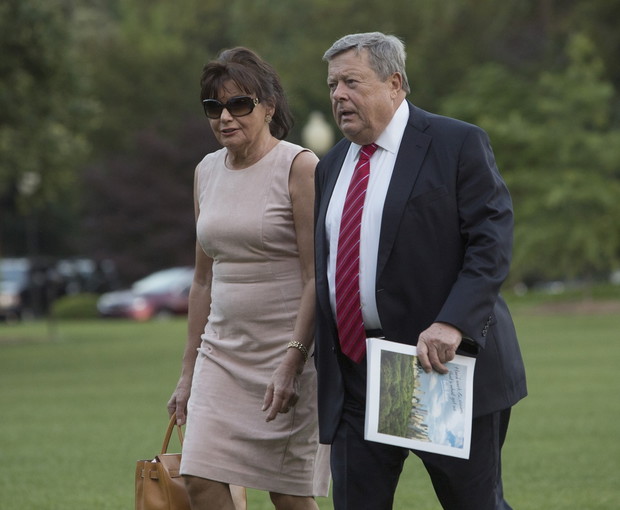 Donald Trump wysiada z samolotu z rodzin? i te?ciami