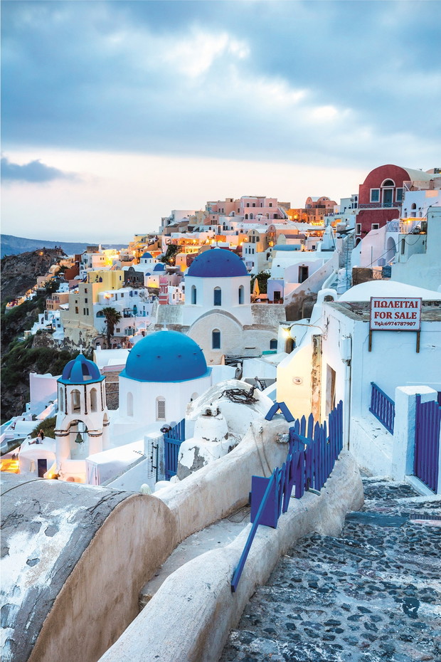 Greece, Cyclades Islands, Santorini (Thira), Oia, Town narrow streets