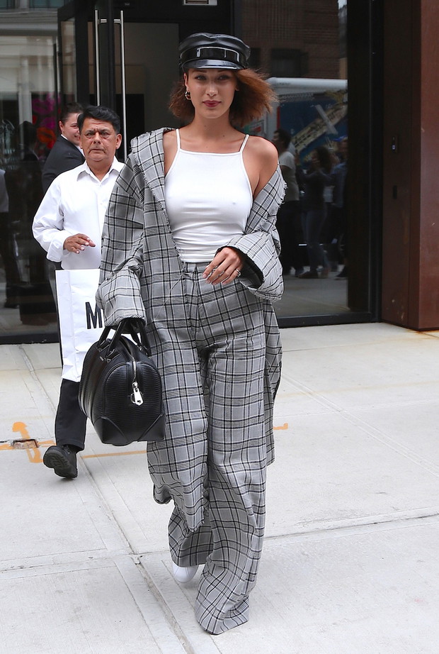 Bella Hadid à la sortie dun immeuble à New York
