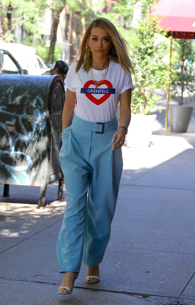 Rita Ora porte un t-shirt de soutien aux victimes de la tour Grenfell de Londres à New York