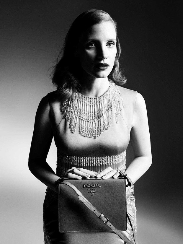 Jessica Chastain pose pour la campagne Prada automne hiver 2017