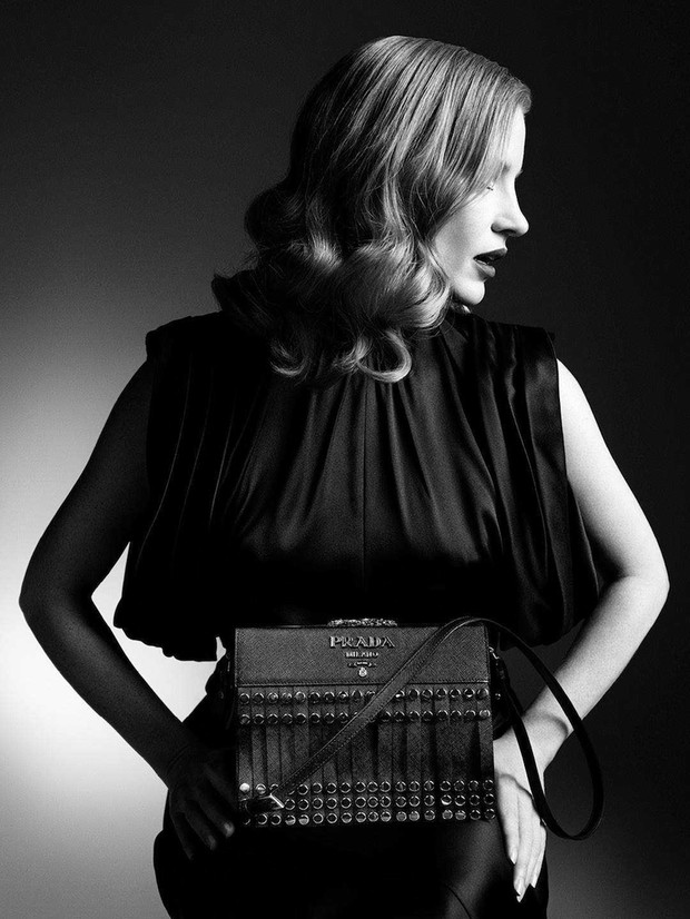 Jessica Chastain pose pour la campagne Prada automne hiver 2017