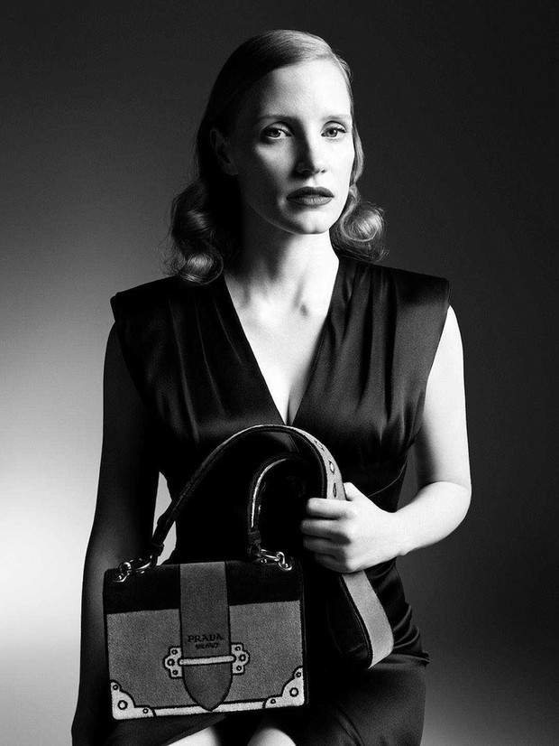 Jessica Chastain pose pour la campagne Prada automne hiver 2017