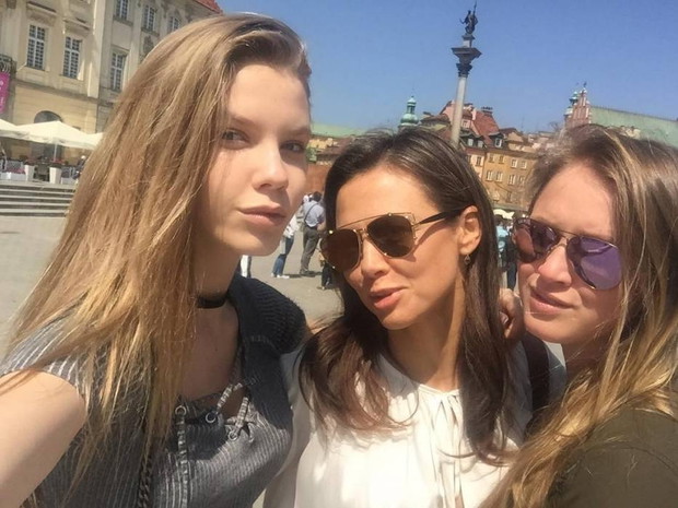 Kinga Rusin z córkami Igą i Polą