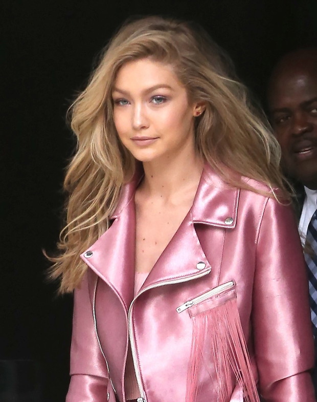 Gigi Hadid w rÛ?owych dzwonach