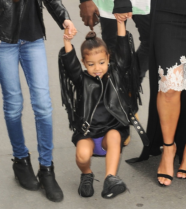 Kim Kardashian i Kanye West id? z córk? na pokaz Króla Lwa