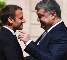 Emmanuel Macron jest gejem i ukrywał romans z facetem?